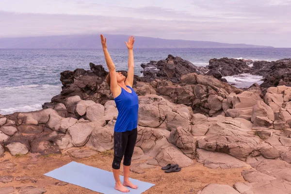 Een Vrouw Die Het Beoefenen Van Yoga Kust Van Maui — Stockfoto