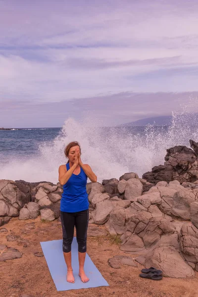 Una Mujer Practicando Yoga Costa Maui —  Fotos de Stock