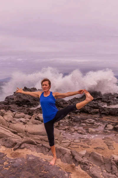 Una Mujer Practicando Yoga Costa Maui —  Fotos de Stock