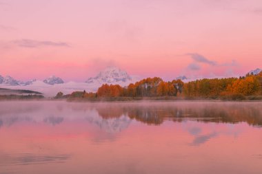 Tetons doğal bir yansıması sonbahar gündoğumu