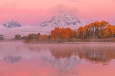 Tetons doğal bir yansıması sonbahar gündoğumu