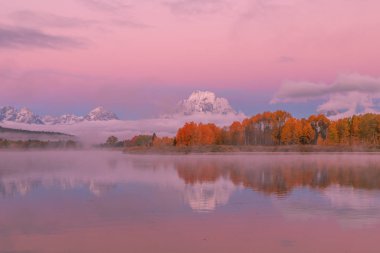 Tetons doğal bir yansıması sonbahar gündoğumu