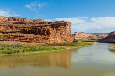 Moab Utah yakınındaki doğal kırmızı çöl manzara aracılığıyla Colorado Nehri akar