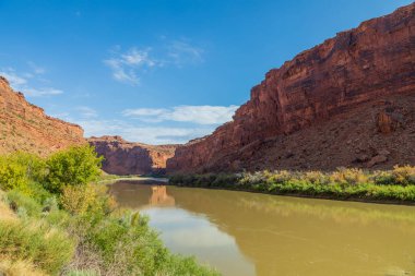 Moab Utah yakınındaki doğal kırmızı çöl manzara aracılığıyla Colorado Nehri akar