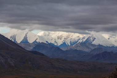 Sonbaharda Denali Ulusal Parkı Alaska 'da manzaralı bir manzara