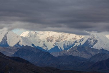 Sonbaharda Denali Ulusal Parkı Alaska 'da manzaralı bir manzara