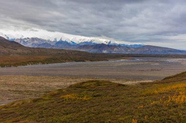 Sonbaharda Denali Ulusal Parkı Alaska 'da manzaralı bir manzara