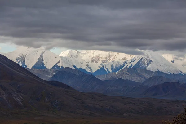 Sonbaharda Denali Ulusal Parkı Alaska Manzaralı Bir Manzara — Stok fotoğraf