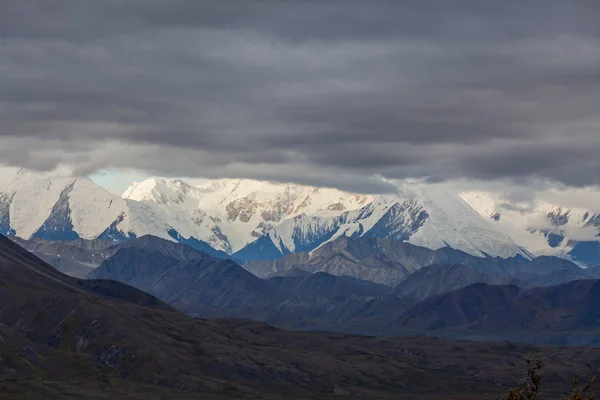 Sonbaharda Denali Ulusal Parkı Alaska Manzaralı Bir Manzara — Stok fotoğraf