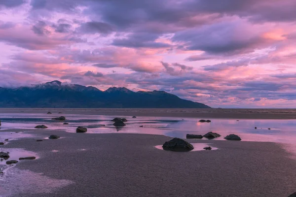 Eine Malerische Landschaft Bei Sonnenuntergang Entlang Der Küste Von Alaska — Stockfoto