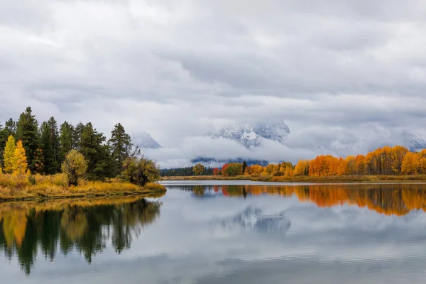 Ein Landschaftliches Spiegelbild Des Tetons Herbst — Stockfoto