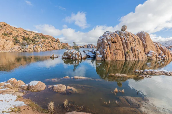 Het Schilderachtige Landschap Van Watson Lake Prescott Arizona Een Wintersneeuw — Stockfoto