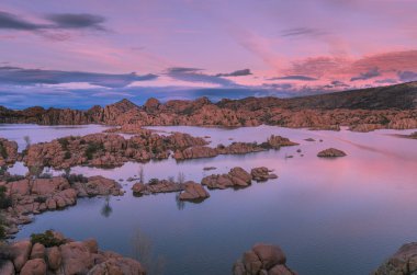 gün batımında Watson Gölü Prescott Arizona doğal manzara