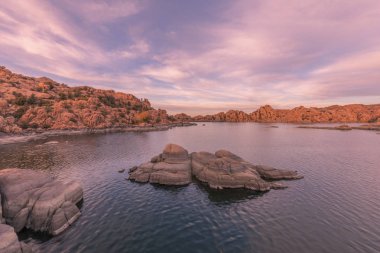 gün batımında Watson Gölü Prescott Arizona doğal manzara