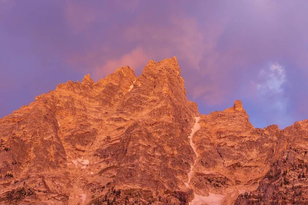 日の出時のティトン山脈の険しいピーク — ストック写真