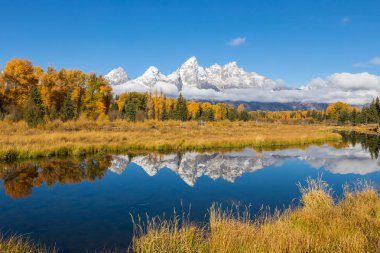 sonbaharda Teton aralığının güzel bir yansıma manzara