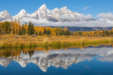 sonbaharda Teton aralığının güzel bir yansıma manzara