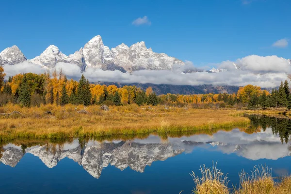sonbaharda Teton aralığının güzel bir yansıma manzara