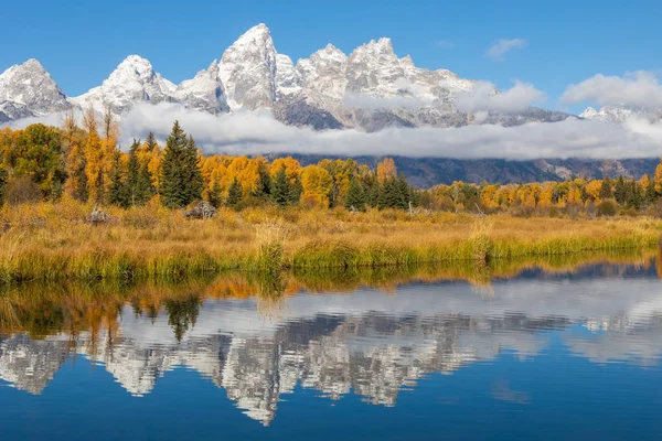sonbaharda Teton aralığının güzel bir yansıma manzara