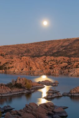 tam ay güzel Watson Lake Prescott Arizona üzerinde yükselen