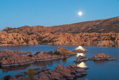 tam ay güzel Watson Lake Prescott Arizona üzerinde yükselen