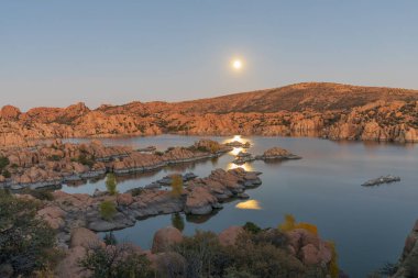 tam ay güzel Watson Lake Prescott Arizona üzerinde yükselen