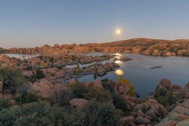 tam ay güzel Watson Lake Prescott Arizona üzerinde yükselen