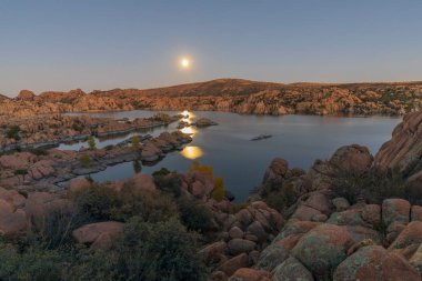 tam ay güzel Watson Lake Prescott Arizona üzerinde yükselen