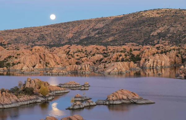 Volle Maan Stijgt Scenic Watson Lake Prescott Arizona — Stockfoto