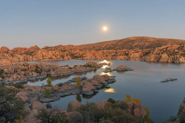 Luna Piena Che Sorge Sul Panoramico Watson Lake Prescott Arizona — Foto Stock