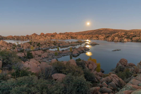 Księżyc Pełni Rośnie Nad Malowniczym Watson Lake Prescott Arizona — Zdjęcie stockowe