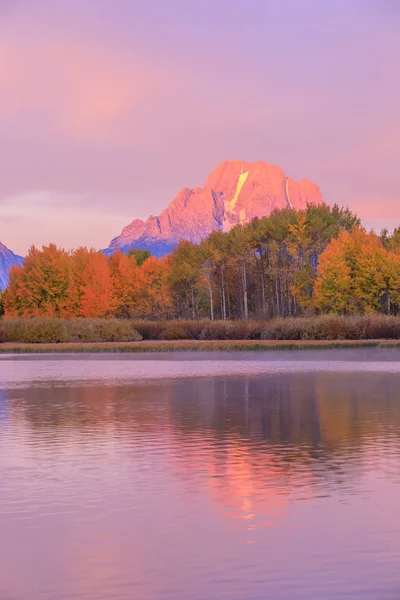 Una Scenografica Riflessione Autunnale Nei Teton All Alba — Foto Stock