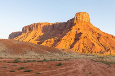 Moab Utah yakınlarındaki Castle Valley 'de manzaralı bir çöl manzarası.