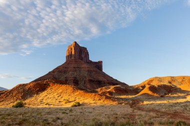 Moab Utah yakınlarındaki Castle Valley 'de manzaralı bir çöl manzarası.