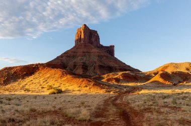 Moab Utah yakınlarındaki Castle Valley 'de manzaralı bir çöl manzarası.