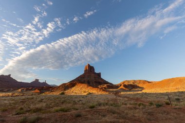 Moab Utah yakınlarındaki Castle Valley 'de manzaralı bir çöl manzarası.