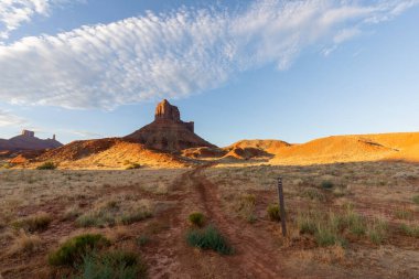 Moab Utah yakınlarındaki Castle Valley 'de manzaralı bir çöl manzarası.