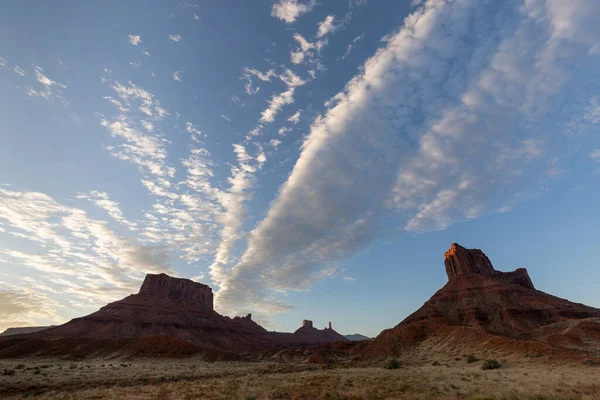 Moab Utah yakınlarındaki Castle Valley 'de manzaralı bir çöl manzarası.