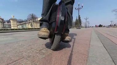 Adamın bacakları ile mono tekerlek. Sende, ağır çekim