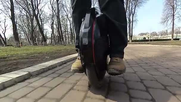 男の脚をモノラルのホイール ターン — ストック動画