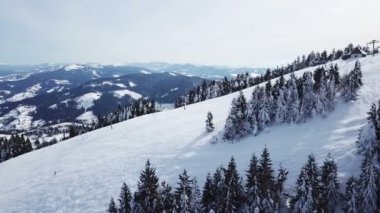 4k. Hava. Kayakçı siluetleri dağ tepe üzerinde. Kış saati