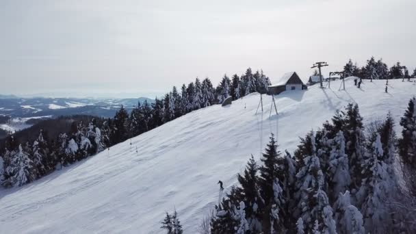 Aerial Esquiadores Silhuetas Montanha Hora Inverno — Vídeo de Stock