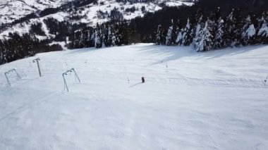 4k. Hava. Kayakçı siluetleri dağ tepe üzerinde. Kış zaman panorama