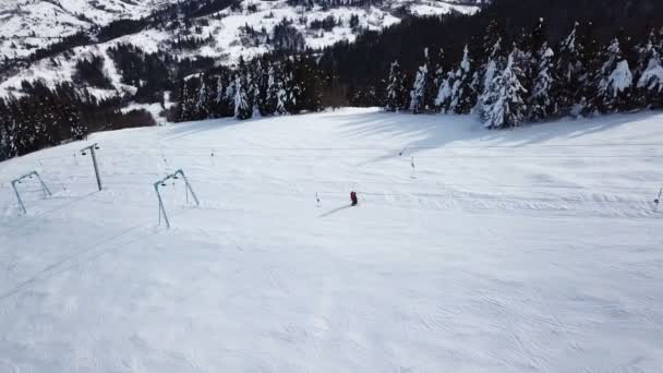 Aerial Esquiadores Siluetas Colina Montaña Panorama Invierno — Vídeo de stock