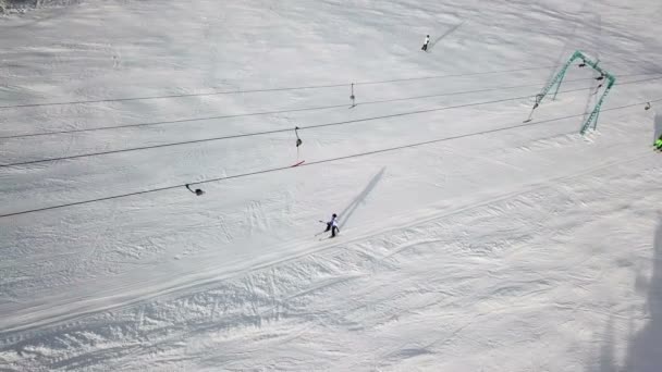 Aerial Skifahrer Silhouetten Auf Berg Skilift Winterruhe — Stockvideo