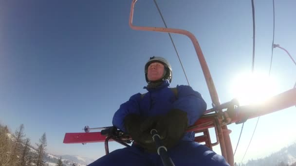 Man Skifahrer Sitzen Auf Skilift Bei Sonnigem Tag — Stockvideo