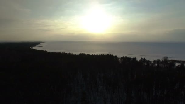 Letecké Zimní Krajina Zmrzlé Moře Nebo Jezera Dřevem Západ Slunce — Stock video