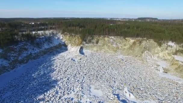 Aérien. Survolez la fosse sur la production de pierre. Heure d'hiver 