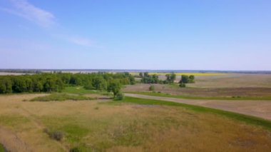 4k. Hava. Renk alanları ve ahşap ile manzara. Kırsal alan