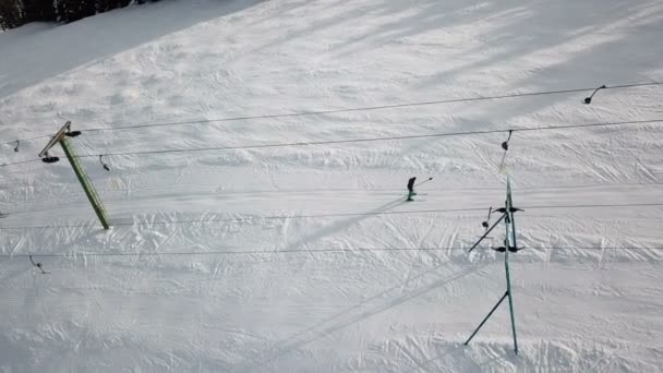 Luchtfoto Skiërs Silhouetten Skilift Winter Rust Team — Stockvideo